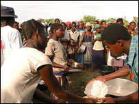 Moçambicanos num dos campos de acomodação de deslocados
