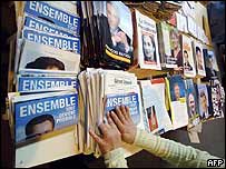 Funcionária pública prepara panfletos dos candidatos à presidência da França