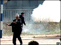 Homem de etnia albanesa atira pedras