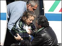 Giuliana Sgrena sağlık ekiplerinin yardımıyla uçaktan indiriliyor