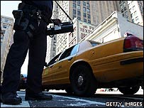 Policial de Nova York usa equipamento para detectar radioatividade no trânsito