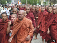 راهبان و راهبه های بودایی در تظاهرات روز دوشنبه