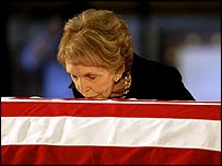 Nancy Reagan beijando o caixão de Ronald Reagan