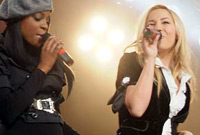 Sugababes yn perfformio ar y noson