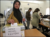 Seçim sandığı önünde bir kadın