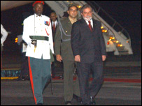 Presidente Luiz Inácio Lula da Silva ao desembarcar no Aeroporto Internacional Cheddi Jagan. Foto: Ana Nascimento/Agência Brasil.