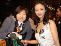 记者子川和汤唯合照