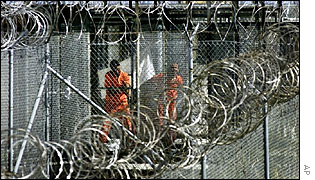 Pentagon tvrdí, že propuštění nemá souvislost s nátlakem ministra zahraničí Powella