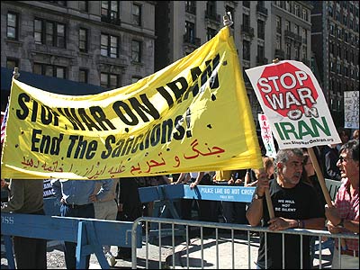 تظاهرات در محوطه و اطراف دانشگاه کلمبیای نیویورک در ارتباط با سخنرانی محمود احمدی نژاد