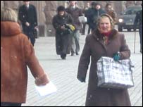 жінка з торбиною у Києві