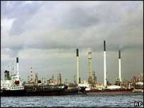 Petroleiros ancorados em frente à maior refinaria de Cingapura