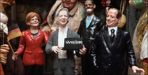 Hình Thủ tướng Đức, Tổng thống Mỹ và Thủ tướng Ý và ông Julian Assange bằng sứ bày bán tại Naples, Ý (AP Photo/Salvatore Laporta).