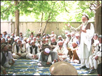 مردم برای انتخاب کانديد شان به طرف رای دهی می روند.