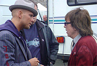 Matt Goss yn sgwrsio â Bill Wyman