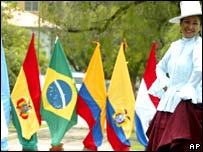 Mulher com roupas típicas recebe chefes de Estado na Bolívia