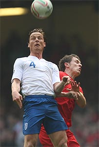 Scott Parker ac Aaron Ramsey yn neidio am y bêl