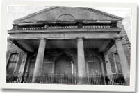 Capel Engedi, Caernarfon a'r garreg y tu allan i'r Capel. Dyma lle bu'r cyfarfod cyntaf i sôn am fynd i Batagonia.