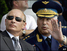 Премьер-министр России Владимир Путин (в темных очках) и главком ВВС Александр Зелин (18 августа 2009 года)