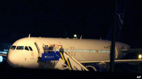 土耳其战斗机拦截了一架被怀疑载有武器的叙利亚客机在安卡拉降落(10/10/2012)