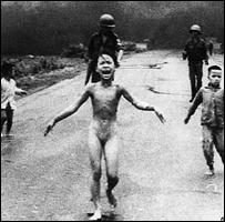Menina vietnamita foge de um ataque de gás Napalm