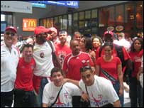 英格兰球迷与特立尼达多巴哥球迷在纽伦堡火车站合影