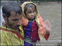 Moradores de Mumbai na chuva