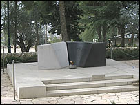 İshak Rabin ve eşi Lea'nın mezarı