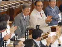 Satsuki Eda (ao centro)