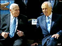 شيون پرز (راست) رهبر حزب کارگر، مذاکره با آريل شارون، نخست وزير اسرائيل را برای تشکيل دولت ائتلافی آغاز کرده است