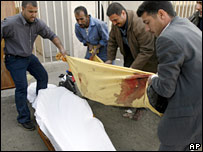 Irak'ta bir ölünün naaşı kefene konuyor