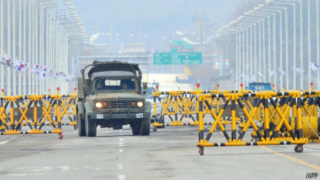 在朝方關閉園區前，每天都有上千韓國人從南部邊境進入園區（圖為朝韓邊境的統一橋）