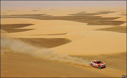 Un auto atravieza el desierto