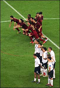 بازیکنان تیم ملی انگلستان بعد از شکست برابر پرتغال و حذف از جام جهانی 2006 آلمان