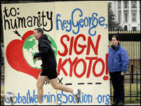 क्योटो के समर्थन में लगा एक पोस्टर