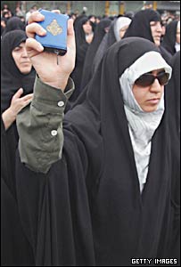 یک زن ایرانی در حال تظاهرات 