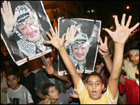 Arafat için sevgi gösterisi yapan Filistinliler