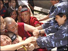 Một nhà sư người Tây Tạng đang bị cảnh sát Nepal ngăn cản hôm thứ Năm 17.04