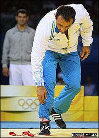 صحنه ترک مراسم اهداء مدال از سوی آرا آبراهامیان