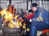 حزب اختلاف کے حامی مظاہرین شدید سردی کے باوجود کئی دنوں سے سڑکوں پر ہیں