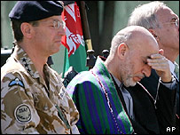 حامد کرزی و فرمانده ناتو در افغانستان