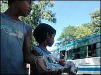 सिक्के बेचते लोग