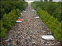 Натовп, який слухав пана Обаму в Німеччині