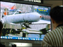 Deneme haberini izleyen bir Kuzey Koreli