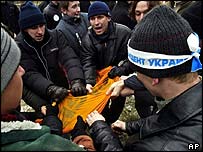 Janukovyčovi příznivci trhají vlajku v barvách opozice