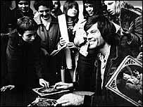 Dean Reed (ao centro, dando autógrafos)