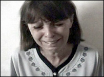 Margaret Hassan saldırganların kaydettiği bir bantta ağlıyor