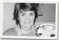 Jean Hughes gyda'r plât goffa