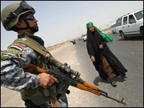 Agentes de segurança patrulham a peregrinação. Foto: AHMAD AL-RUBAYE/AFP/Getty Images