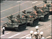 Tiananmen Meydanı'nda tanklara meydan okuyan Çinli gösterici