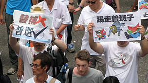 香港市民在参与七一游行时高举要求撤回立法会依稀递补机制和曾荫权下台的标语牌（1/7/2011）